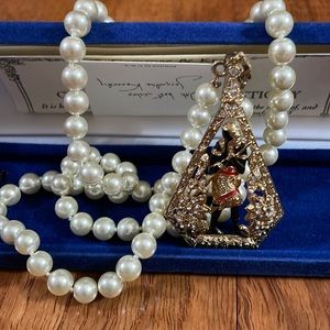 Jackie Kennedy Pearl with Gold Pendant necklace